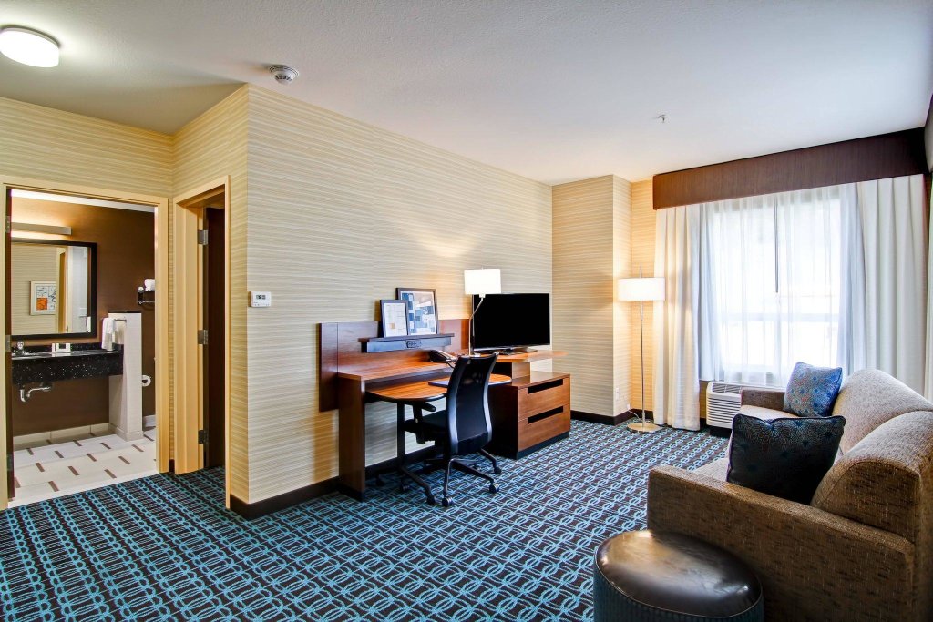 Люкс Fairfield Inn & Suites by Marriott Kamloops