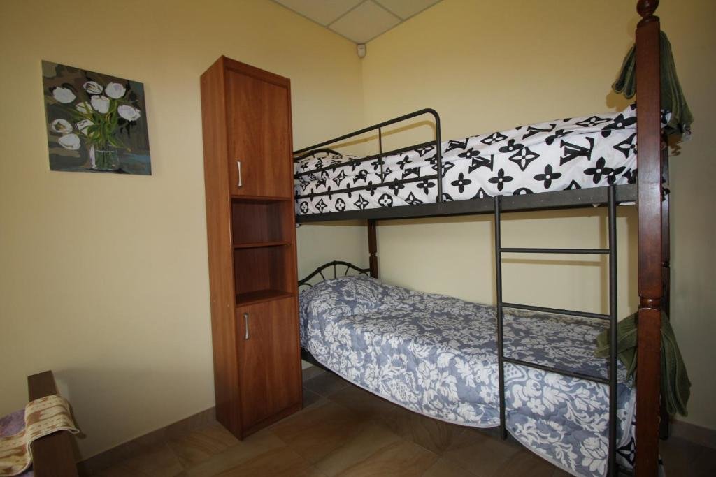Кровать в общем номере (мужской номер) Portal Мини Отель