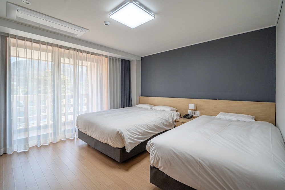 Standard Double room with mountain view Cheongpung Resort Lake Hotel