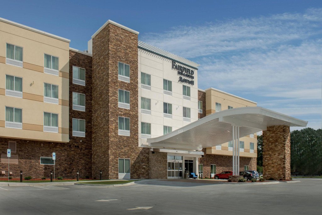 Четырёхместный номер Standard Fairfield Inn & Suites by Marriott Washington