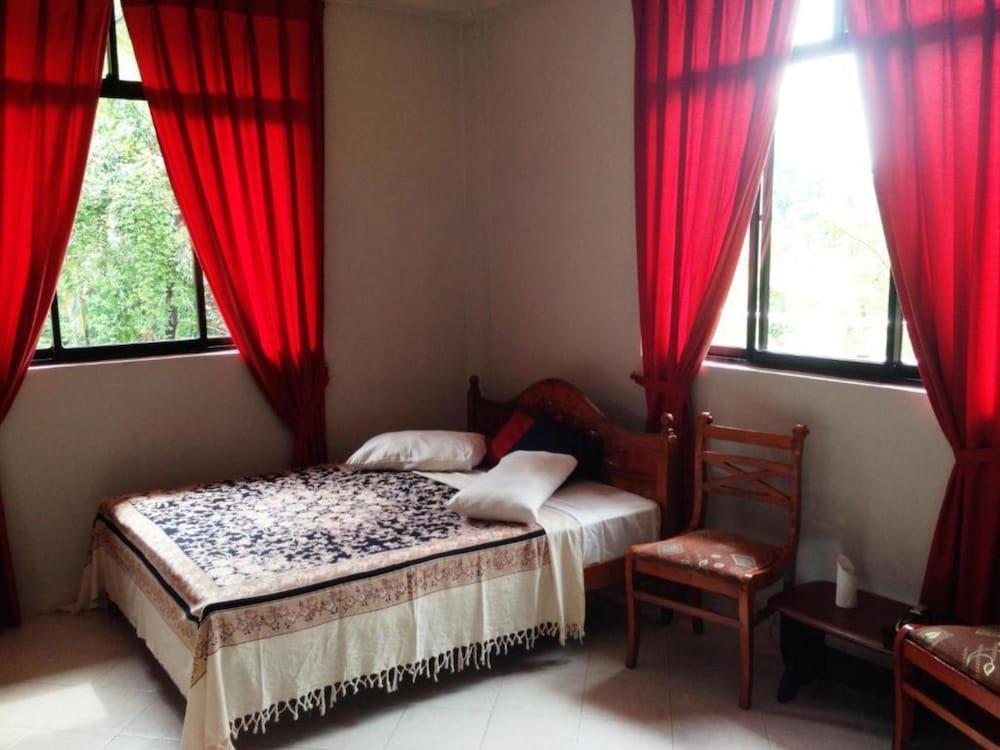 Кровать в общем номере Kandy View Hotel