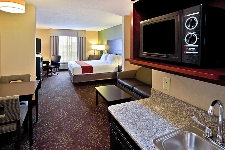 Люкс c 1 комнатой Holiday Inn Express Hotel & Suites Woodhaven, an IHG Hotel