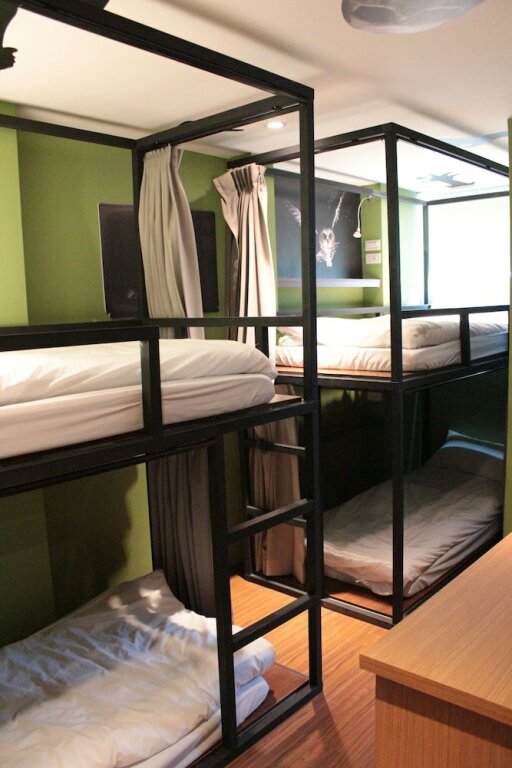 Кровать в общем номере c 1 комнатой Fantastic Hostel