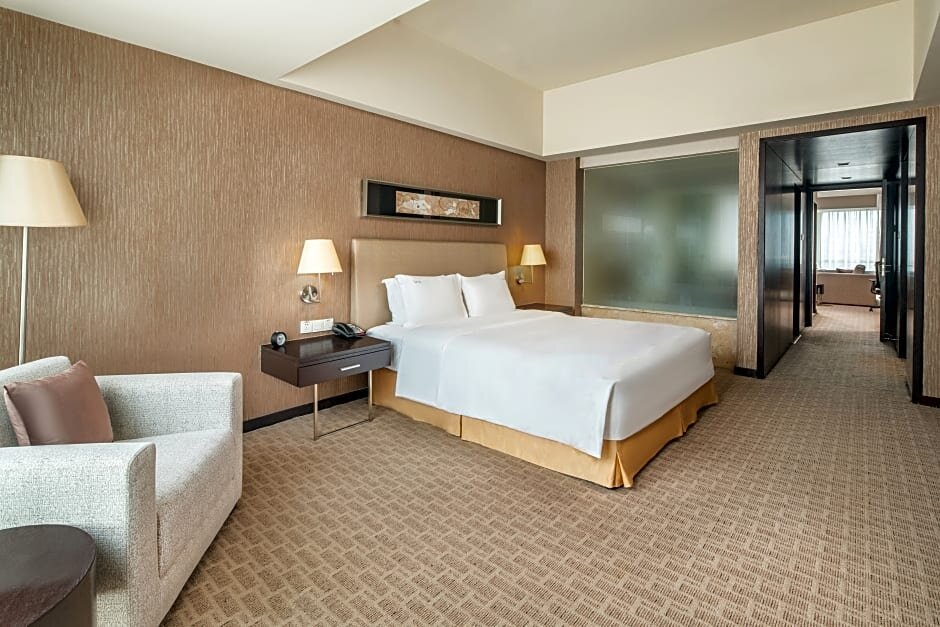 Клубный люкс c 1 комнатой Holiday Inn Xi'an Greenland Century City, an IHG Hotel