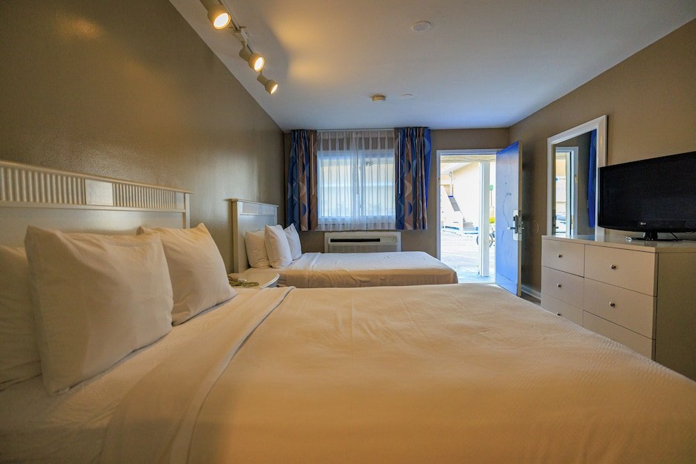 Четырёхместный номер Standard The White Sands Oceanfront Resort & Spa