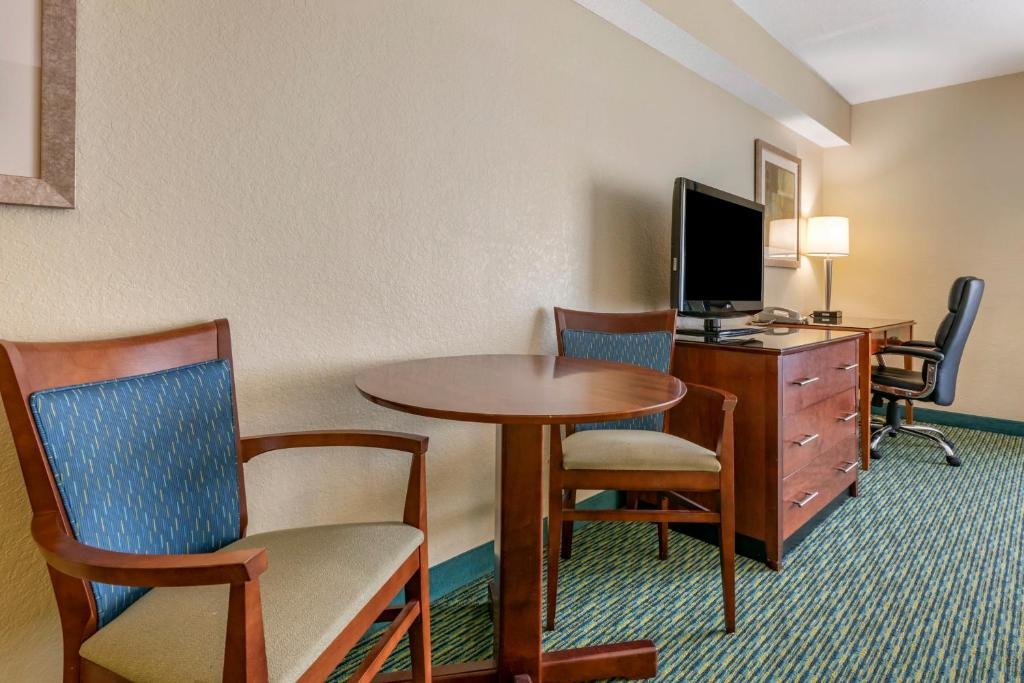 Четырёхместный номер Standard с видом на бассейн Holiday Inn Resort Orlando - Lake Buena Vista, an IHG Hotel