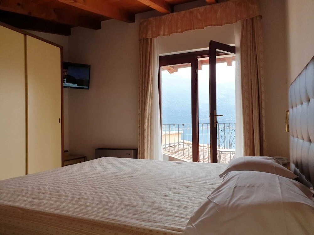 Standard Double room with balcony and with lake view Villa Belvedere Hotel