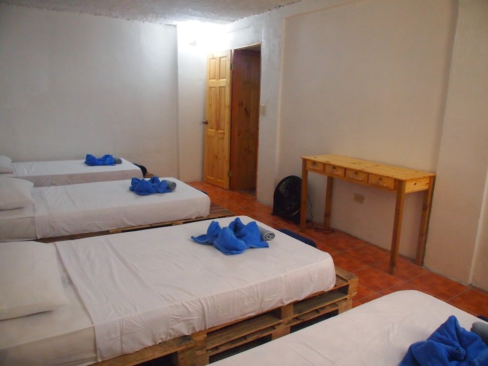 Standard Vierer Zimmer mit Blick auf den Innenhof Hostal del Mar