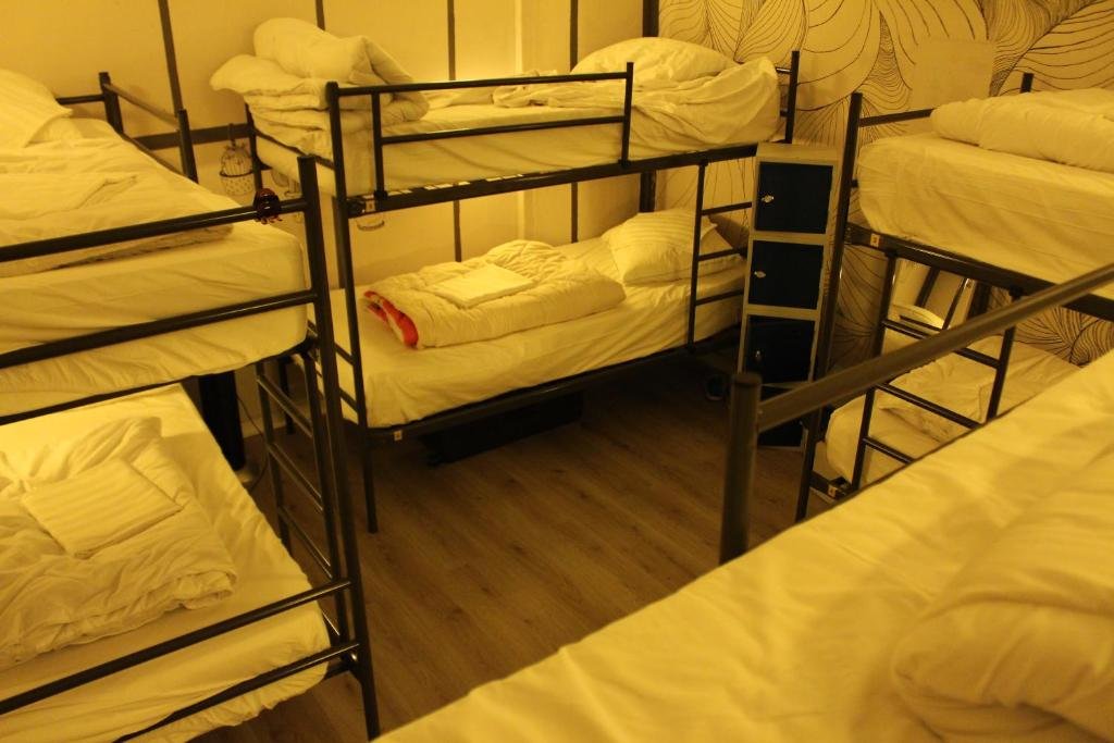 Кровать в общем номере (женский номер) Hostel The Golden Stork
