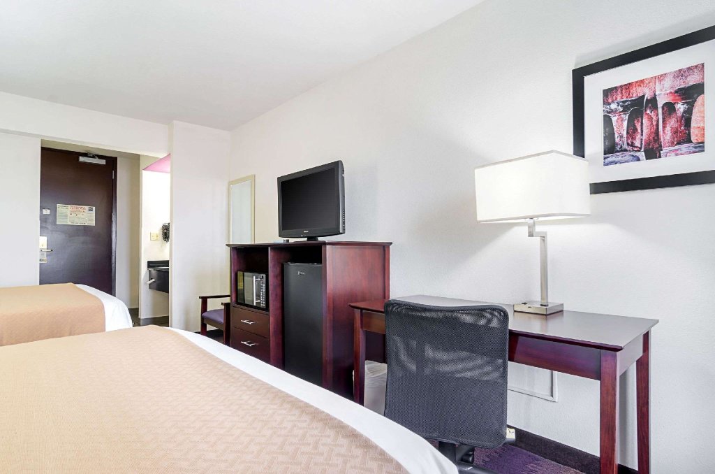 Четырёхместный номер Standard Holiday Inn & Suites Richmond West End