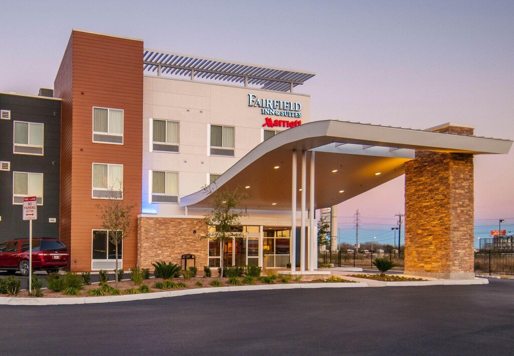 Кровать в общем номере Fairfield Inn & Suites by Marriott San Antonio Brooks City Base