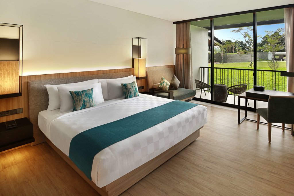 Camera doppia Deluxe con balcone Royal Tulip Gunung Geulis Resort and Golf