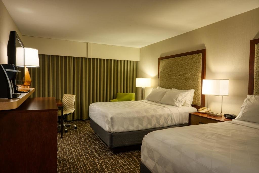 Двухместный номер Standard с видом на бассейн Holiday Inn Hotel & Suites Minneapolis-Lakeville, an IHG Hotel