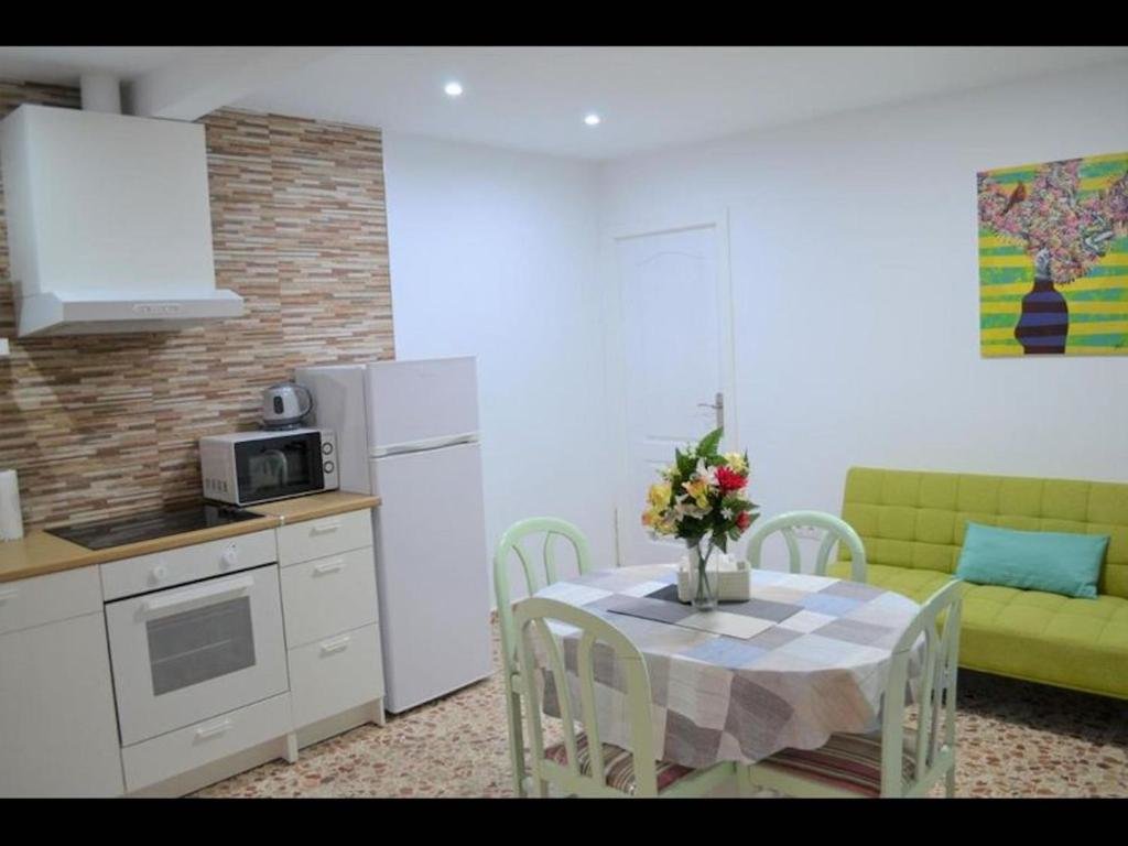 Apartment Beautiful 1 bedroom Apartment with gallery and Air Conditioning cb6yr