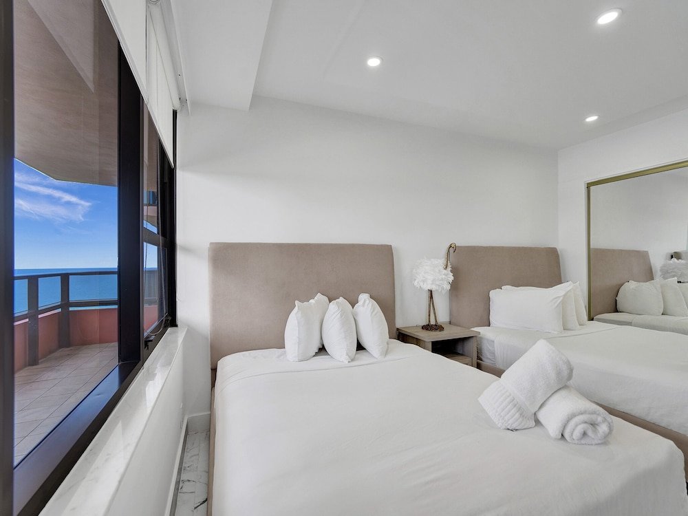 Camera familiare Standard 3 camere con balcone e con parziale vista sull'oceano The Alexander Beach Residences