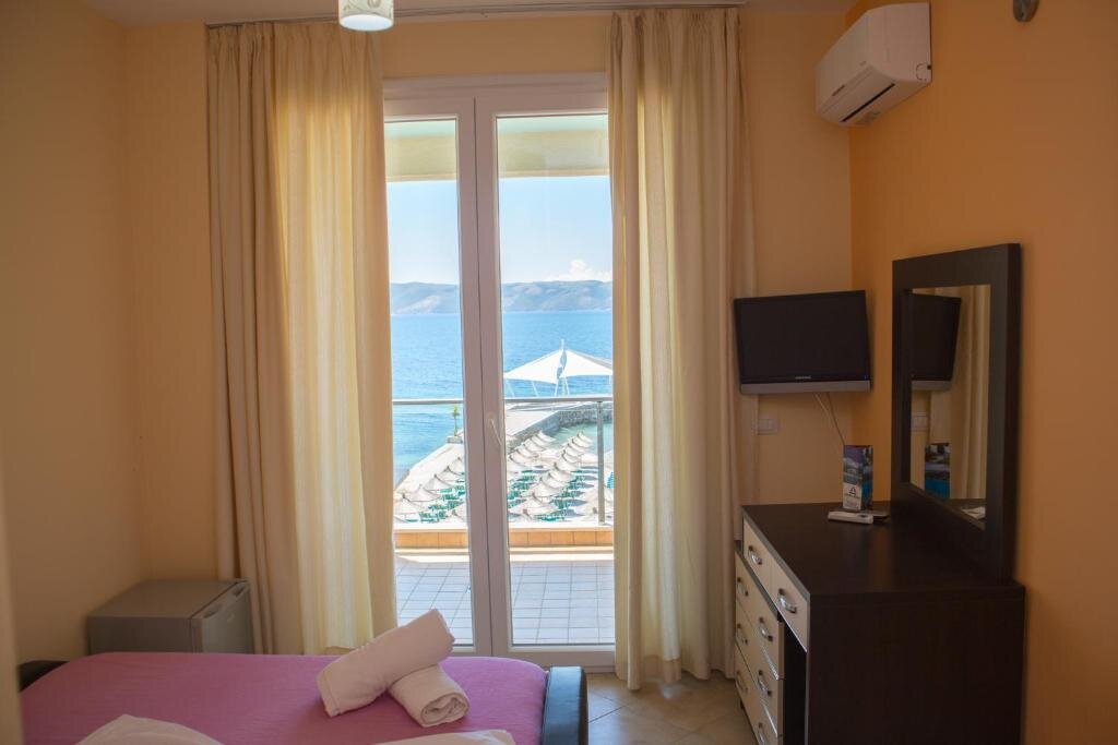 Standard Double room with balcony and with sea view Hotel Royal