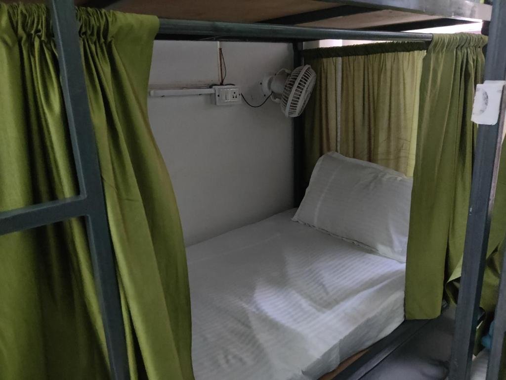 Кровать в общем номере Joey's Hostel Rishikesh