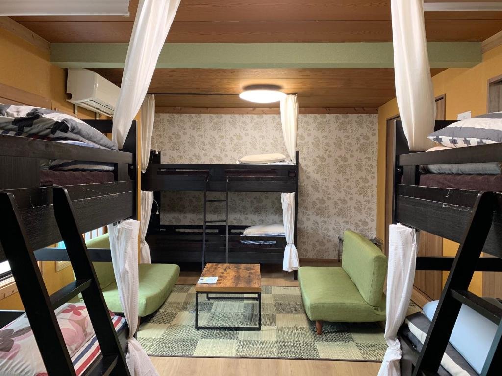 Кровать в общем номере Maru House