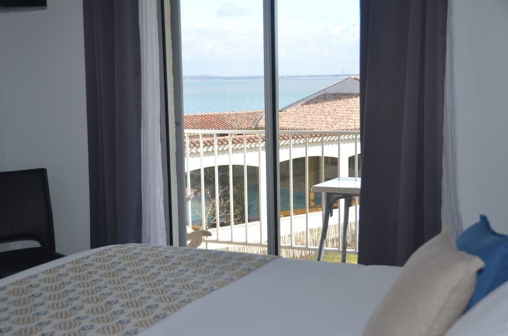 Двухместный номер Comfort с балконом и с видом на море Hotel et Spa Les Cleunes Oléron