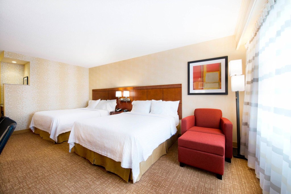 Двухместный номер Standard Courtyard by Marriott Mississauga-Airport Corporate Centre West