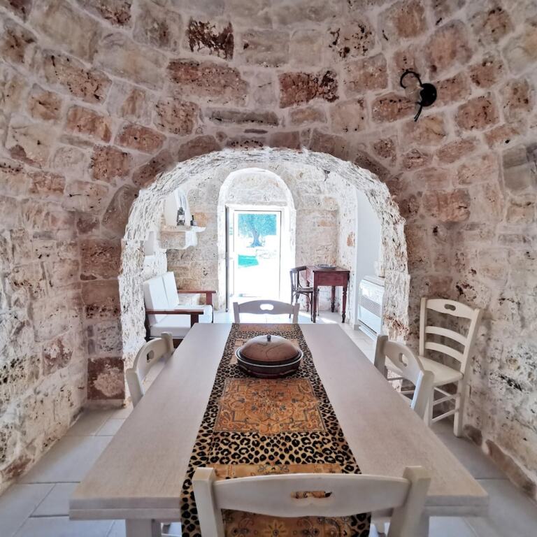 Antico Trullo Ristrutturato con Piscina e Giardino Latiano