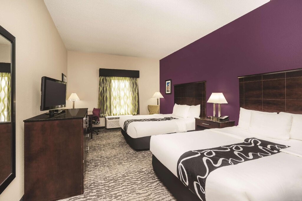 Четырёхместный номер Standard La Quinta Inn & Suites by Wyndham Louisville East