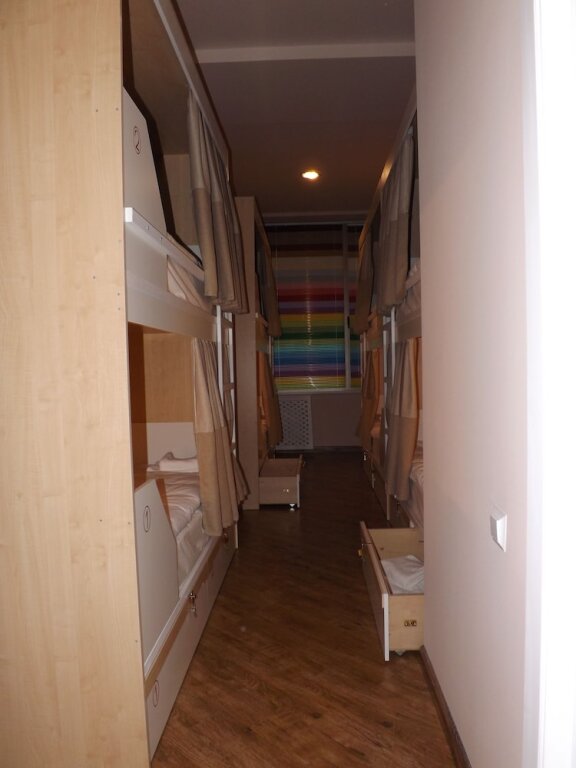 Кровать в общем номере цокольный этаж Хостел Holiday