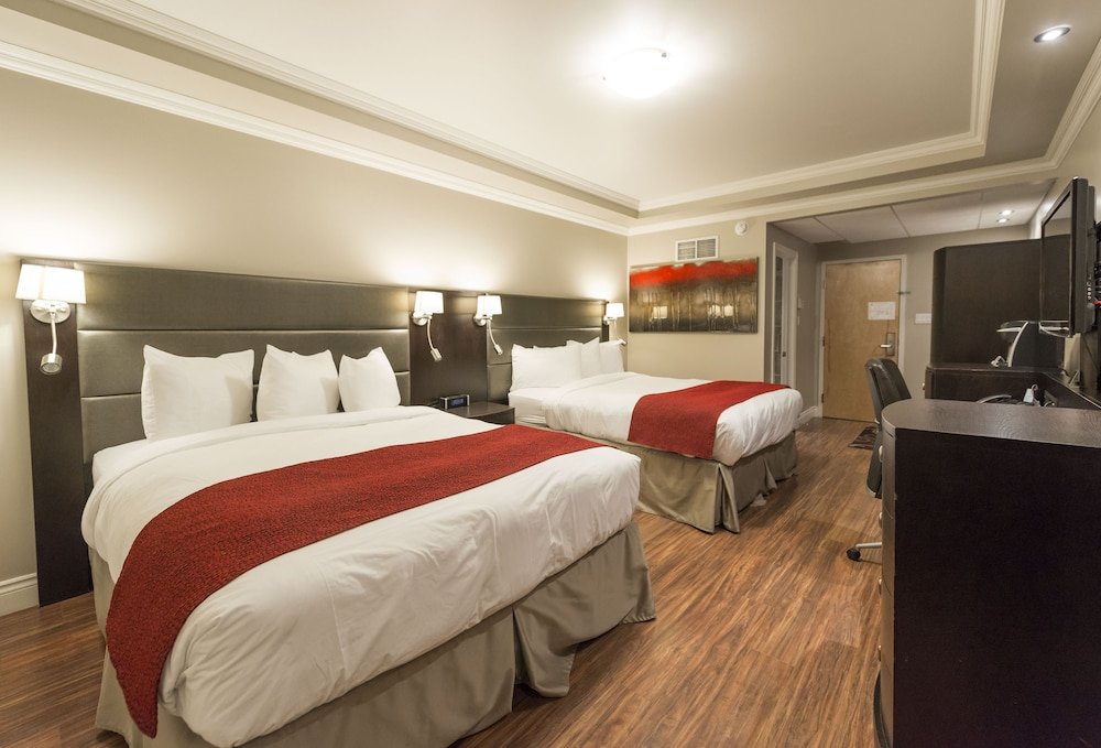 Четырёхместный номер Standard Hotel & Suites Le Dauphin Drummondville
