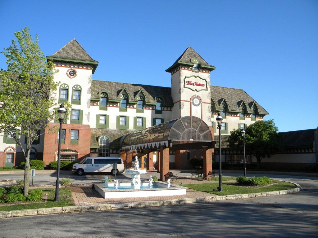Кровать в общем номере The Chateau Bloomington Hotel and Conference Center
