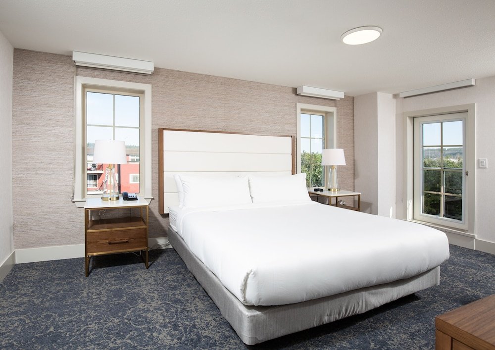 Двухместный люкс Premium с балконом Pomeroy Hotel Fort McMurray