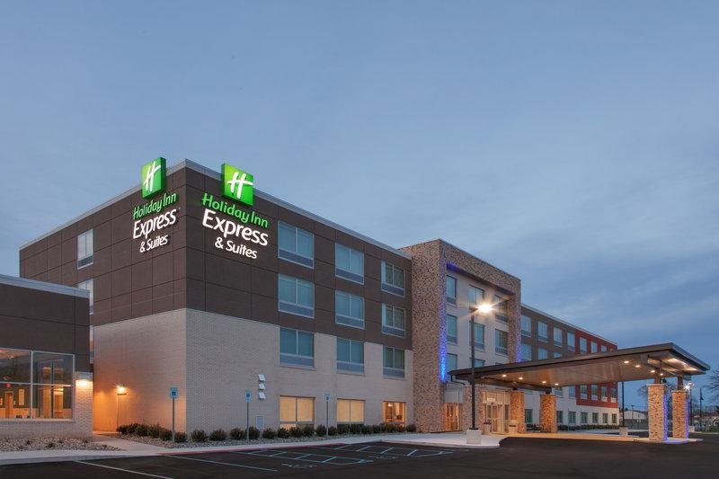 Cama en dormitorio compartido Holiday Inn Express and Suites Detroit/Sterling Heights, an IHG Hotel