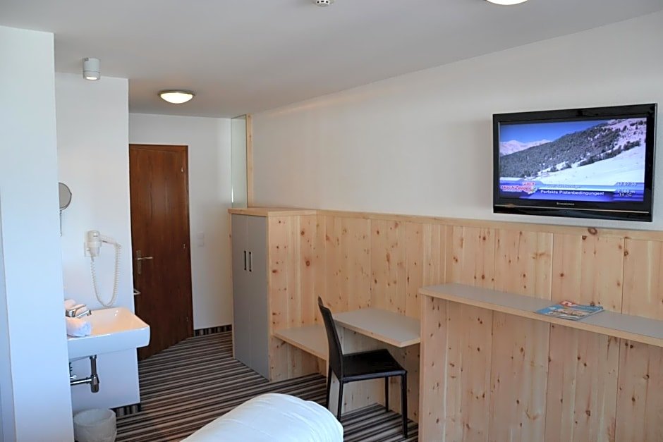Standard room with mountain view Familienhotel Alpina ALL INKLUSIVE