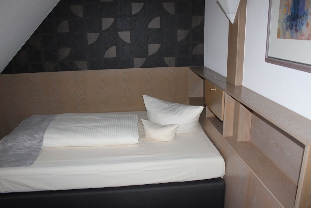 Standard Single room with balcony Land-gut-Hotel Forsthof