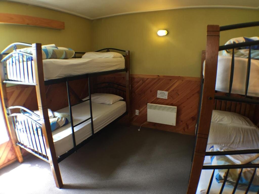 Кровать в общем номере Te Anau Lakefront Backpackers