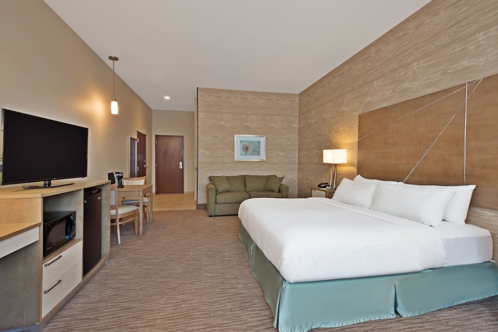 Трёхместный люкс Holiday Inn Express & Suites New Cumberland, an IHG Hotel