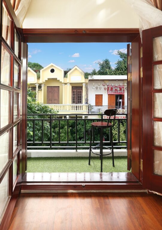 Номер Deluxe с балконом Hanoi House Hostel & Travel