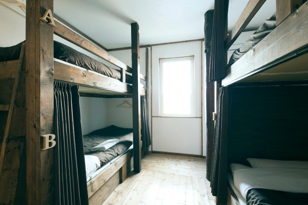 Кровать в общем номере (женский номер) Otaru Tap Room & Hostel