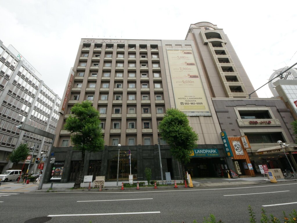 Кровать в общем номере Hotel Landmark Nagoya