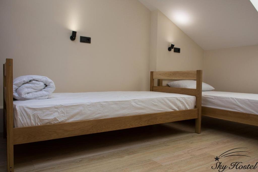 Кровать в общем номере Sky Hostel