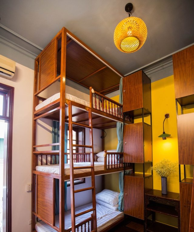 Кровать в общем номере (женский номер) Halley Hostel
