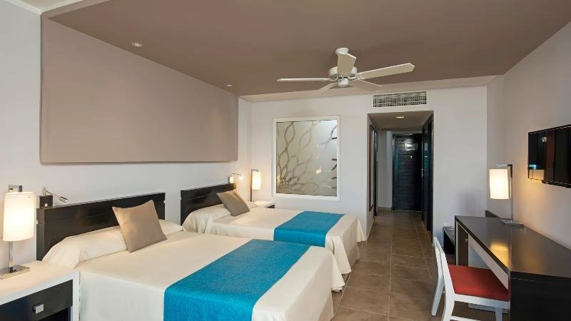 Четырёхместный семейный номер Standard с 2 комнатами Iberostar Selection Playa Pilar