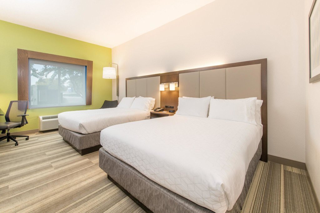 Standard Vierer Zimmer Holiday Inn Express & Suites Columbia-I-26 @ Harbison Blvd, an IHG Hotel