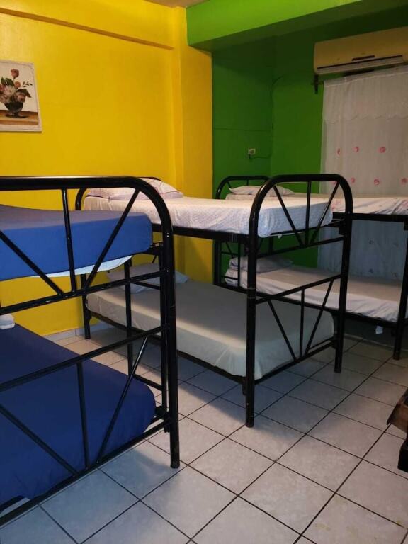 Кровать в общем номере Hotel La Guacamayos