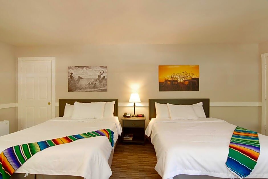 Четырёхместный номер Standard с балконом Palm Canyon Hotel and RV Resort