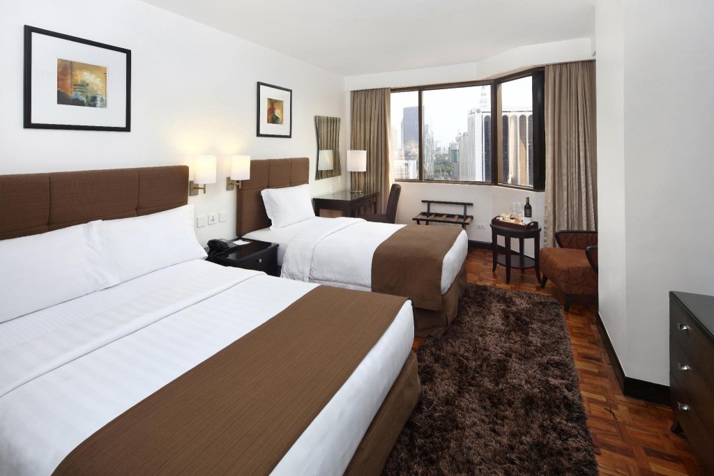 Кровать в общем номере City Garden Hotel Makati