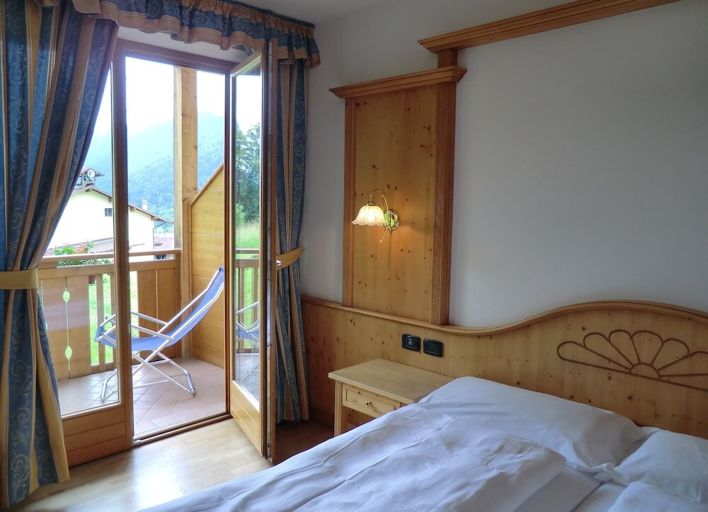 Двухместный номер Classic с балконом и с видом на горы Albergo Garnì Costa Verde