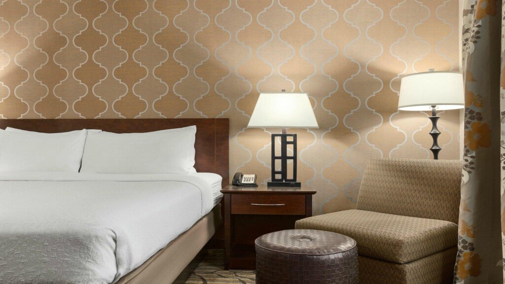 Четырёхместный номер Standard Holiday Inn Hotel & Suites Gateway, an IHG Hotel