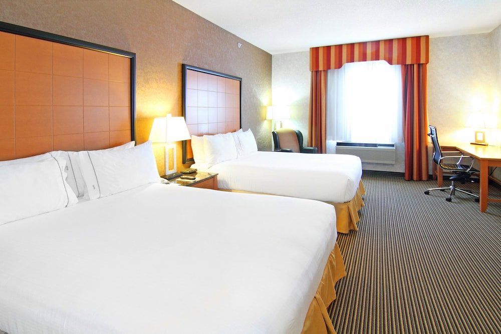Люкс Holiday Inn Express Hotel & Suites Calgary S-Macleod Trail S, an IHG Hotel