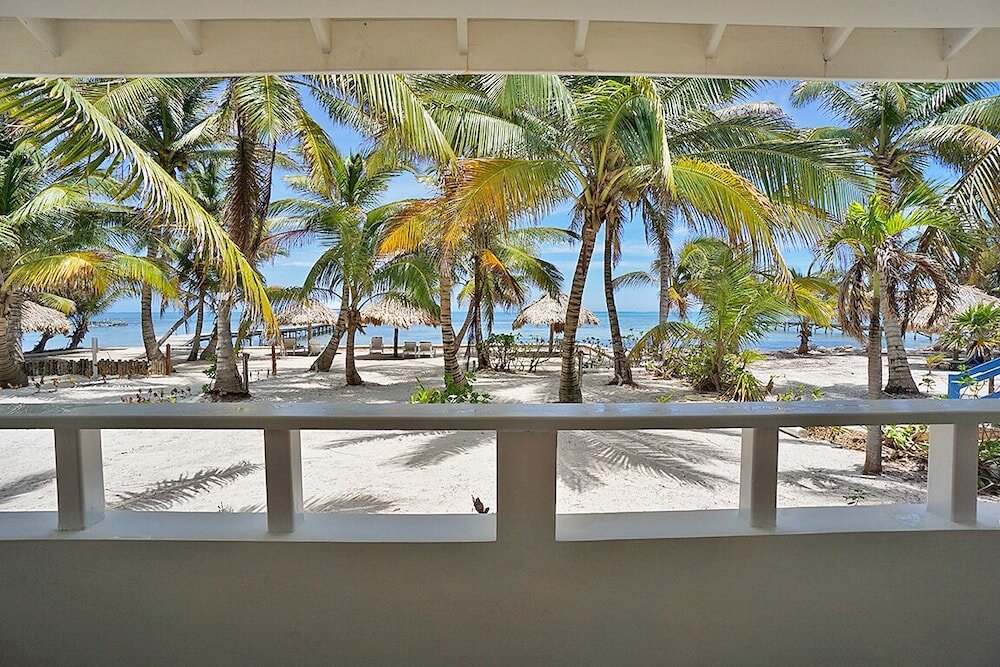 Студия с балконом и с красивым видом из окна Cocotal Inn and Cabanas