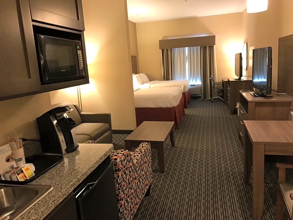 Quadruple Suite Holiday Inn Express & Suites Fredericksburg, an IHG Hotel